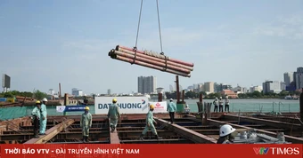 Cầu đi bộ qua sông Sài Gòn đổ mẻ bê tông đầu tiên cho trụ chính