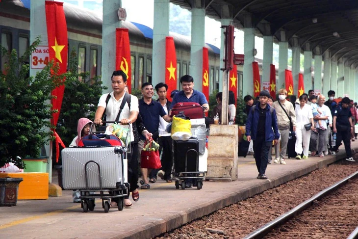 Cầu Ghềnh tắc nghẽn, hành khách được ‘tăng bo’ bằng xe khách Cầu Ghềnh tắc nghẽn, hành khách được ‘tăng bo’ bằng xe khách