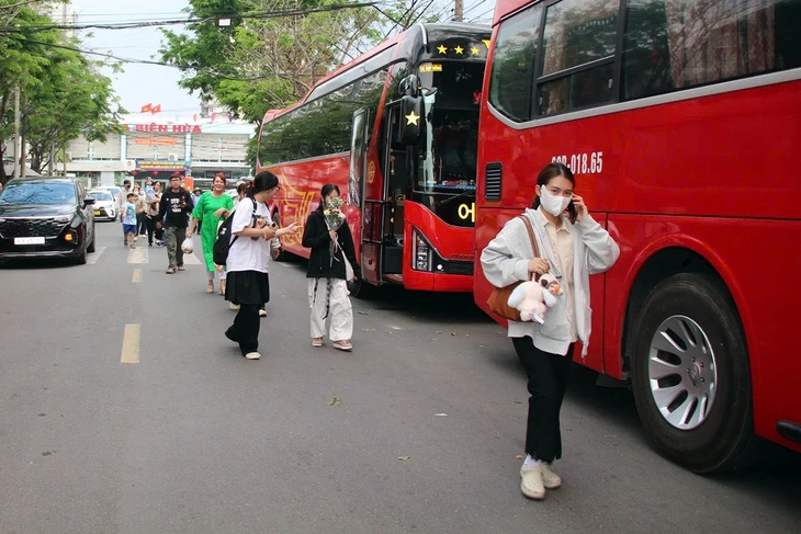 Cầu Ghềnh tắc nghẽn, hành khách được ‘tăng bo’ bằng xe khách Cầu Ghềnh tắc nghẽn, hành khách được ‘tăng bo’ bằng xe khách