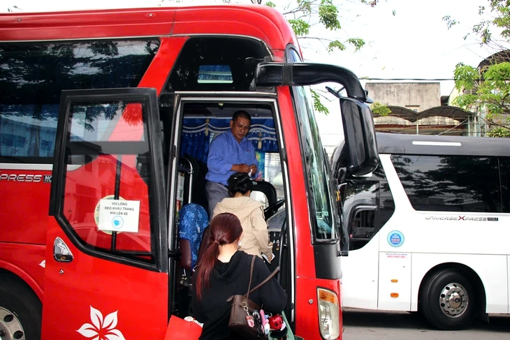 Cầu Ghềnh tắc nghẽn, hành khách được ‘tăng bo’ bằng xe khách Cầu Ghềnh tắc nghẽn, hành khách được ‘tăng bo’ bằng xe khách
