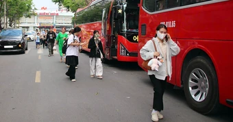 Cầu Ghềnh tắc nghẽn, hành khách được ‘tăng bo’ bằng xe khách