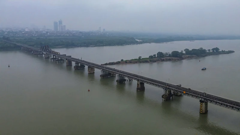 Cầu Long Biên dừng hoạt động: Người dân chen chân vượt sông sang phố ngày đầu tuần Cầu Long Biên dừng hoạt động: Người dân chen chân vượt sông sang phố ngày đầu tuần