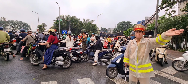 Cầu Long Biên dừng hoạt động: Người dân chen chân vượt sông sang phố ngày đầu tuần Cầu Long Biên dừng hoạt động: Người dân chen chân vượt sông sang phố ngày đầu tuần
