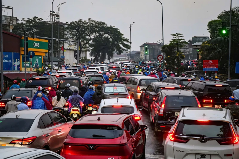 Cầu Long Biên dừng hoạt động: Người dân chen chân vượt sông sang phố ngày đầu tuần Cầu Long Biên dừng hoạt động: Người dân chen chân vượt sông sang phố ngày đầu tuần