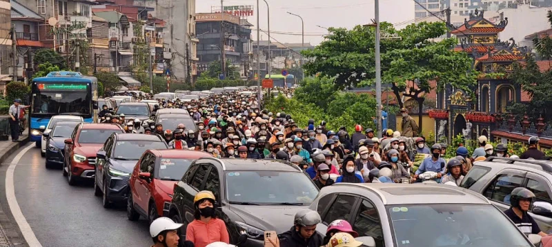 Cầu Long Biên dừng hoạt động: Người dân chen chân vượt sông sang phố ngày đầu tuần Cầu Long Biên dừng hoạt động: Người dân chen chân vượt sông sang phố ngày đầu tuần