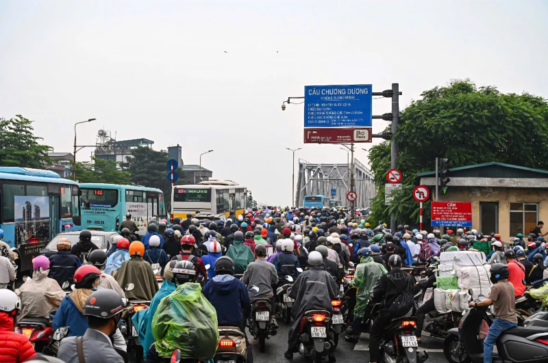 Cầu Long Biên dừng hoạt động: Người dân chen chân vượt sông sang phố ngày đầu tuần Cầu Long Biên dừng hoạt động: Người dân chen chân vượt sông sang phố ngày đầu tuần