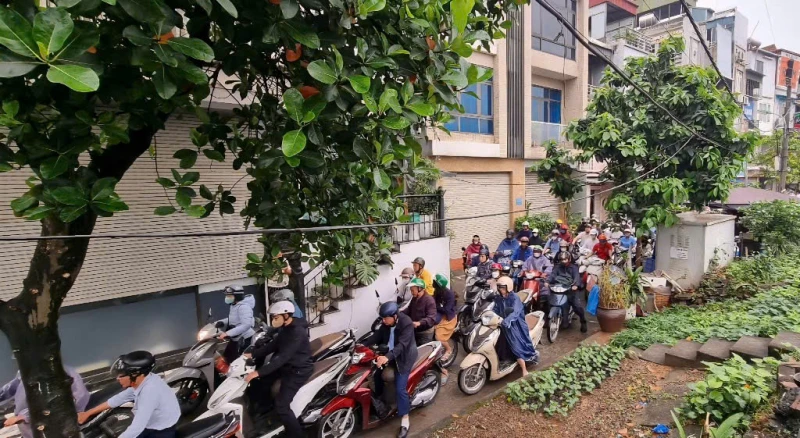 Cầu Long Biên dừng hoạt động: Người dân chen chân vượt sông sang phố ngày đầu tuần Cầu Long Biên dừng hoạt động: Người dân chen chân vượt sông sang phố ngày đầu tuần