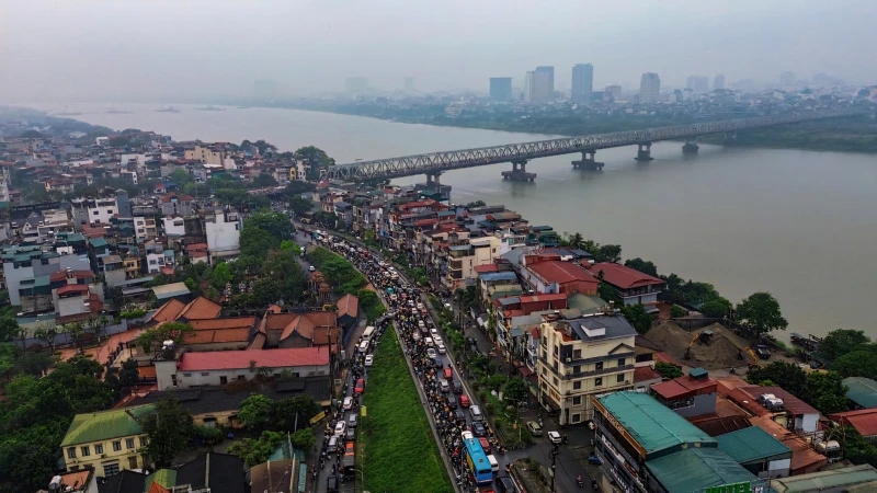 Cầu Long Biên dừng hoạt động: Người dân chen chân vượt sông sang phố ngày đầu tuần Cầu Long Biên dừng hoạt động: Người dân chen chân vượt sông sang phố ngày đầu tuần