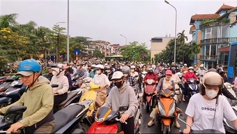 Cầu Long Biên dừng hoạt động: Người dân chen chân vượt sông sang phố ngày đầu tuần