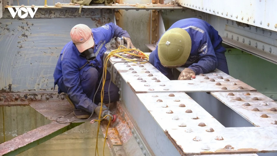 Cầu Long Biên "thay áo mới” sau gần 2 tháng tu sửa, sẵn sàng thông xe ngày 27/5