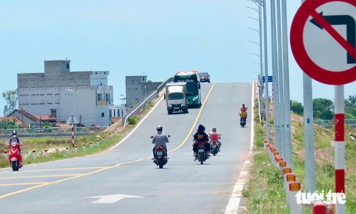 Cầu vượt cao tốc Vân Phong - Chí Thạnh tối om, nguy cơ tai nạn rất cao