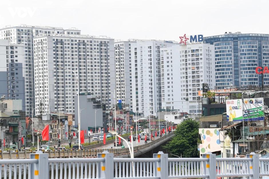 Cầu vượt sông ở Hà Nội: Ùn tắc, tai nạn liên miên nhưng vắng camera phạt nguội