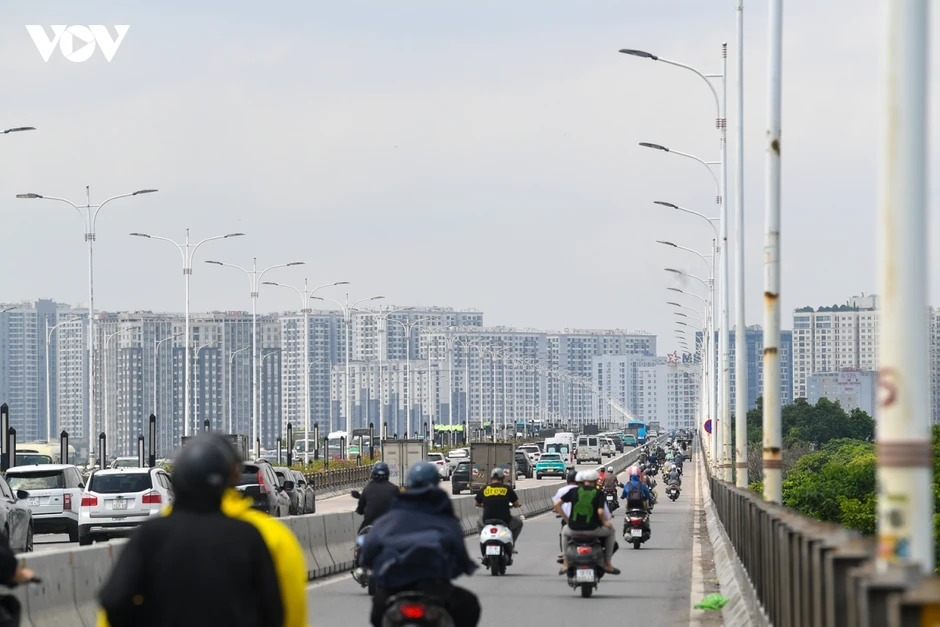 Cầu vượt sông ở Hà Nội: Ùn tắc, tai nạn liên miên nhưng vắng camera phạt nguội