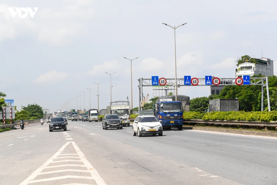 Cầu vượt sông ở Hà Nội: Ùn tắc, tai nạn liên miên nhưng vắng camera phạt nguội