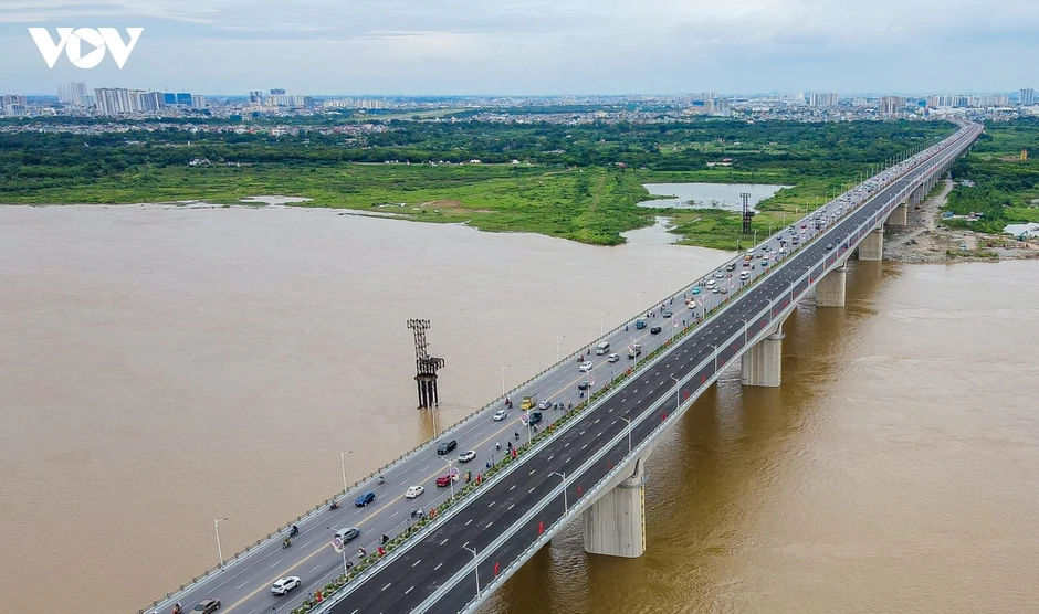 Cầu vượt sông ở Hà Nội: Ùn tắc, tai nạn liên miên nhưng vắng camera phạt nguội