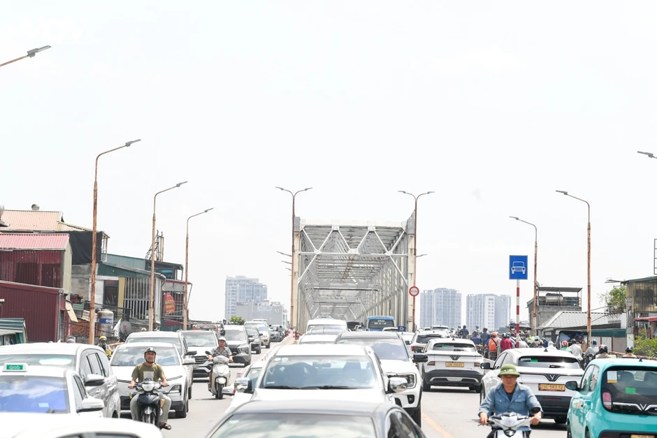 Cầu vượt sông ở Hà Nội: Ùn tắc, tai nạn liên miên nhưng vắng camera phạt nguội
