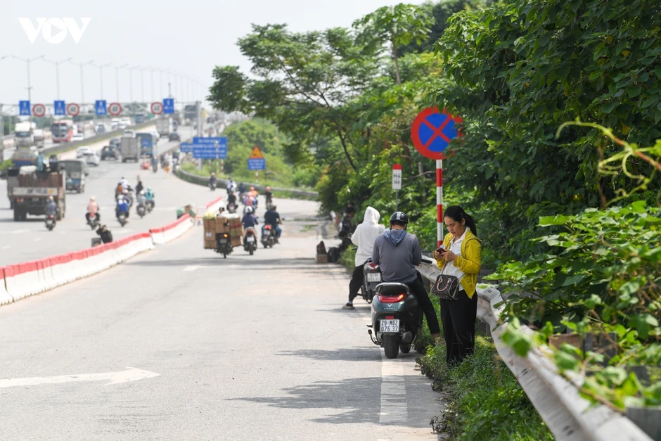 Cầu vượt sông ở Hà Nội: Ùn tắc, tai nạn liên miên nhưng vắng camera phạt nguội