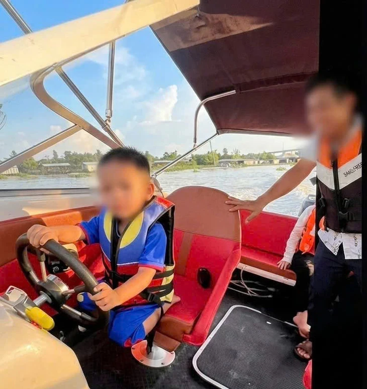 Cha giao ca nô cho con trai 4 tuổi lái giữa sông Tiền để quay clip đăng mạng xã hội Cha giao ca nô cho con trai 4 tuổi lái giữa sông Tiền để quay clip đăng mạng xã hội