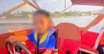 Cha giao ca nô cho con trai 4 tuổi lái giữa sông Tiền để quay clip đăng mạng xã hội