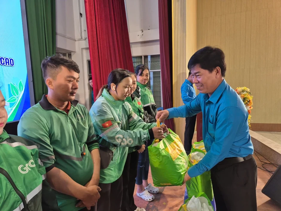 Chăm lo cho người lao động: Từ ‘cao điểm’ sang ‘thường xuyên’ Chăm lo cho người lao động: Từ ‘cao điểm’ sang ‘thường xuyên’