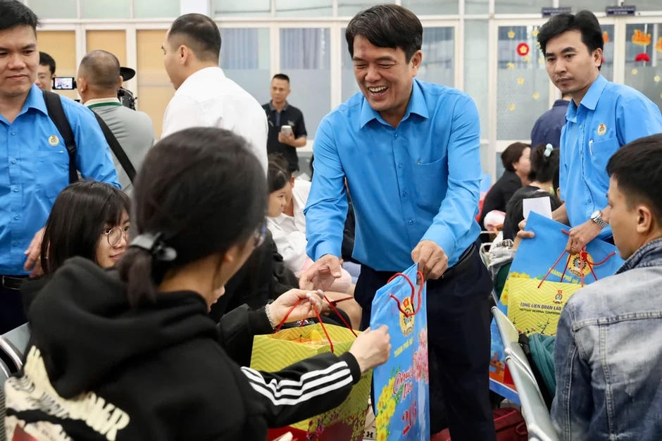 Chăm lo cho người lao động: Từ ‘cao điểm’ sang ‘thường xuyên’ Chăm lo cho người lao động: Từ ‘cao điểm’ sang ‘thường xuyên’