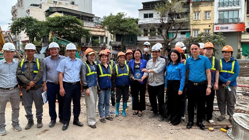 Chăm lo người lao động trên những công trường trọng điểm của Thủ đô Chăm lo người lao động trên những công trường trọng điểm của Thủ đô