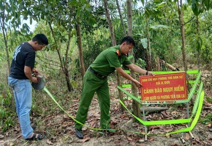 Chạm mặt "vật thể lạ" trong rẫy, người dân lập tức trình báo Chạm mặt "vật thể lạ" trong rẫy, người dân lập tức trình báo