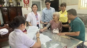 Chăm sóc sức khỏe người yếu thế còn bất cập