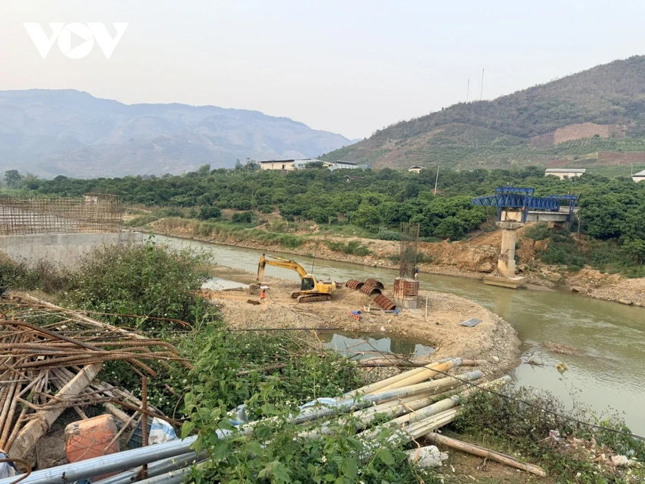 Chậm tiến độ thi công cầu làm ảnh hưởng hàng nghìn người dân ở Sông Mã Chậm tiến độ thi công cầu làm ảnh hưởng hàng nghìn người dân ở Sông Mã