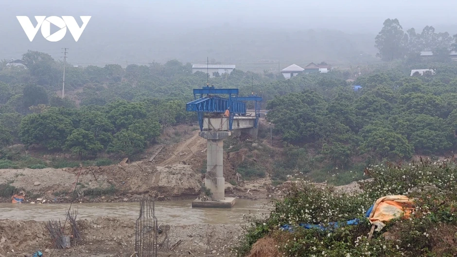 Chậm tiến độ thi công cầu làm ảnh hưởng hàng nghìn người dân ở Sông Mã Chậm tiến độ thi công cầu làm ảnh hưởng hàng nghìn người dân ở Sông Mã