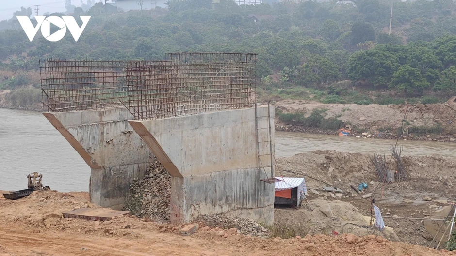 Chậm tiến độ thi công cầu làm ảnh hưởng hàng nghìn người dân ở Sông Mã Chậm tiến độ thi công cầu làm ảnh hưởng hàng nghìn người dân ở Sông Mã