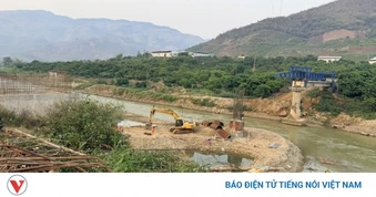 Chậm tiến độ thi công cầu làm ảnh hưởng hàng nghìn người dân ở Sông Mã