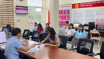 Chậm xử lý thủ tục hành chính, 4 cán bộ phường bị tạm đình chỉ công tác