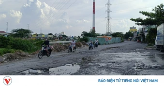 Chân cầu Bình Thuận ngổn ngang, đường xuống cấp, người dân đi lại khổ sở