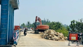 Chặn đường đê kè để thi công dự án