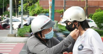 Chân trời dựng lên từ tấm lưng cong