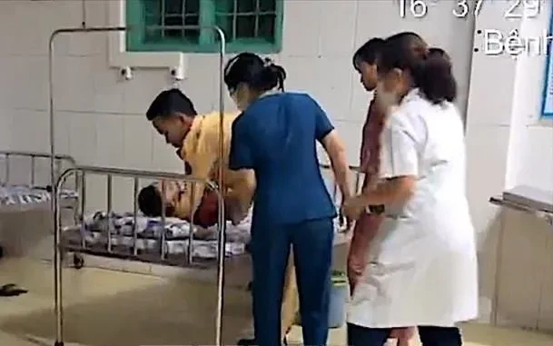 Cháu bé sốt cao co giật được CSGT hỗ trợ đưa đến bệnh viện kịp thời Cháu bé sốt cao co giật được CSGT hỗ trợ đưa đến bệnh viện kịp thời