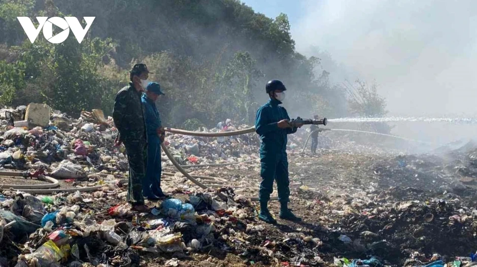 Cháy bãi rác ở Lâm Đồng, khói đen bao trùm