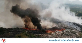 Cháy bãi rác ở Lâm Đồng, khói đen bao trùm