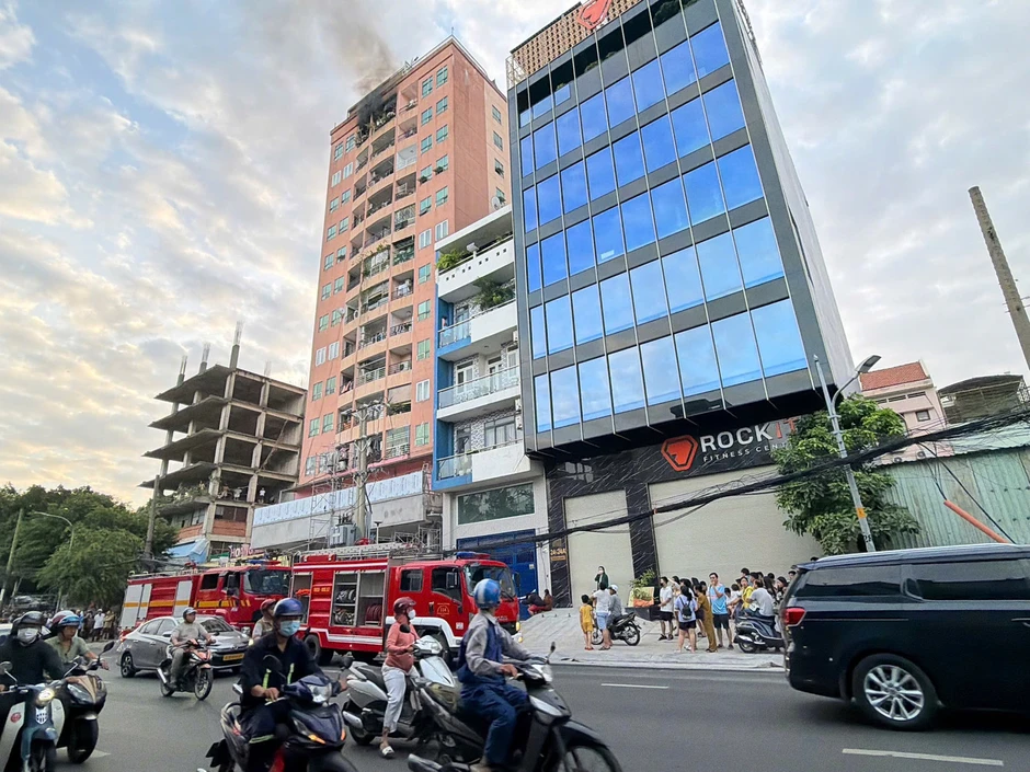 Cháy căn hộ tầng 10 chung cư ở TPHCM lúc rạng sáng, hơn 100 cư dân tháo chạy Cháy căn hộ tầng 10 chung cư ở TPHCM lúc rạng sáng, hơn 100 cư dân tháo chạy