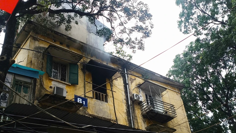 Cháy căn hộ tập thể Nguyễn Công Trứ, cư dân hoảng loạn tháo chạy
