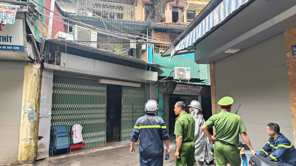 Cháy căn hộ tập thể Nguyễn Công Trứ, cư dân hoảng loạn tháo chạy