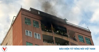 Cháy chung cư gần ngã tư Hàng Xanh, hàng trăm cư dân tháo chạy