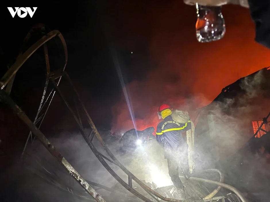Cháy cơ sở thu mua phế liệu trong đêm ở Quảng Ngãi Cháy cơ sở thu mua phế liệu trong đêm ở Quảng Ngãi