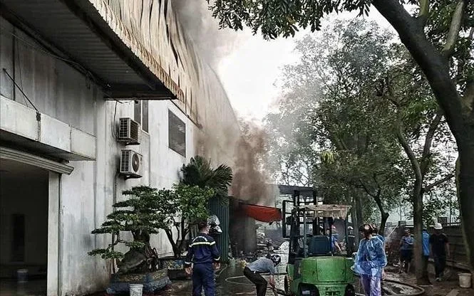 Cháy công ty cơ khí trong khu công nghiệp Đại Đồng - Hoàn Sơn (Bắc Ninh) Cháy công ty cơ khí trong khu công nghiệp Đại Đồng - Hoàn Sơn (Bắc Ninh)
