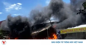 Cháy cửa hàng điện tử ở Hà Tĩnh, khói đen bốc cao hàng chục mét