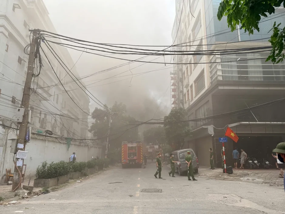 Cháy cửa hàng kinh doanh Volume ở Hà Nội, cột khối bốc cao hàng chục mét Cháy cửa hàng kinh doanh Volume ở Hà Nội, cột khối bốc cao hàng chục mét