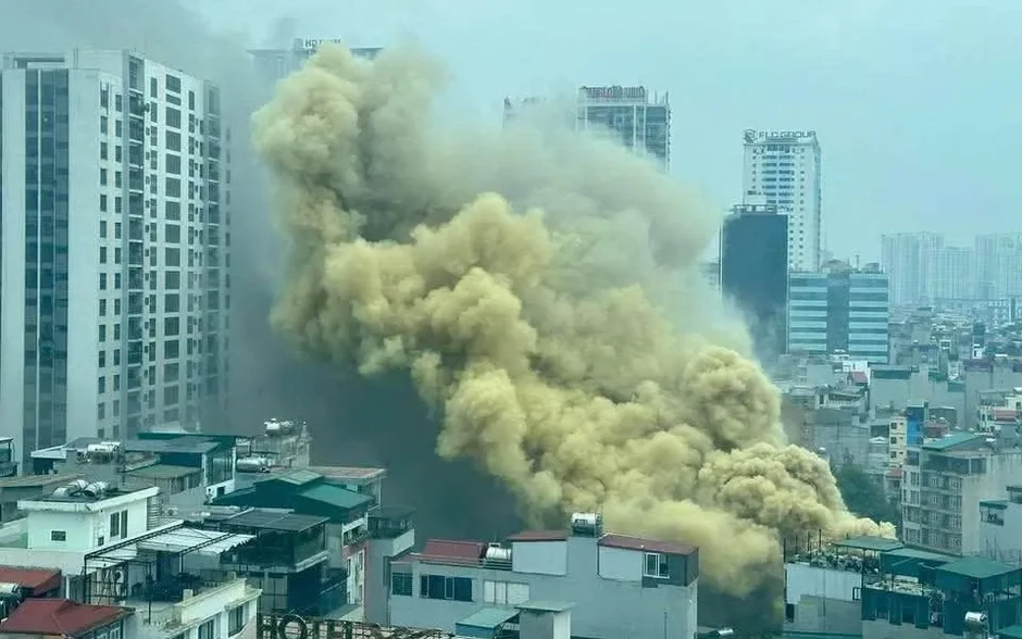 Cháy cửa hàng kinh doanh Volume ở Hà Nội, cột khối bốc cao hàng chục mét Cháy cửa hàng kinh doanh Volume ở Hà Nội, cột khối bốc cao hàng chục mét