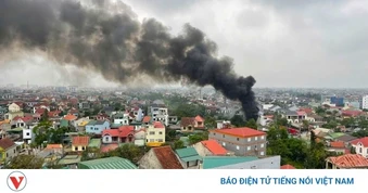 Cháy cửa hàng sửa xe máy ở Nghệ An, cột khói đen bốc cao hàng chục mét