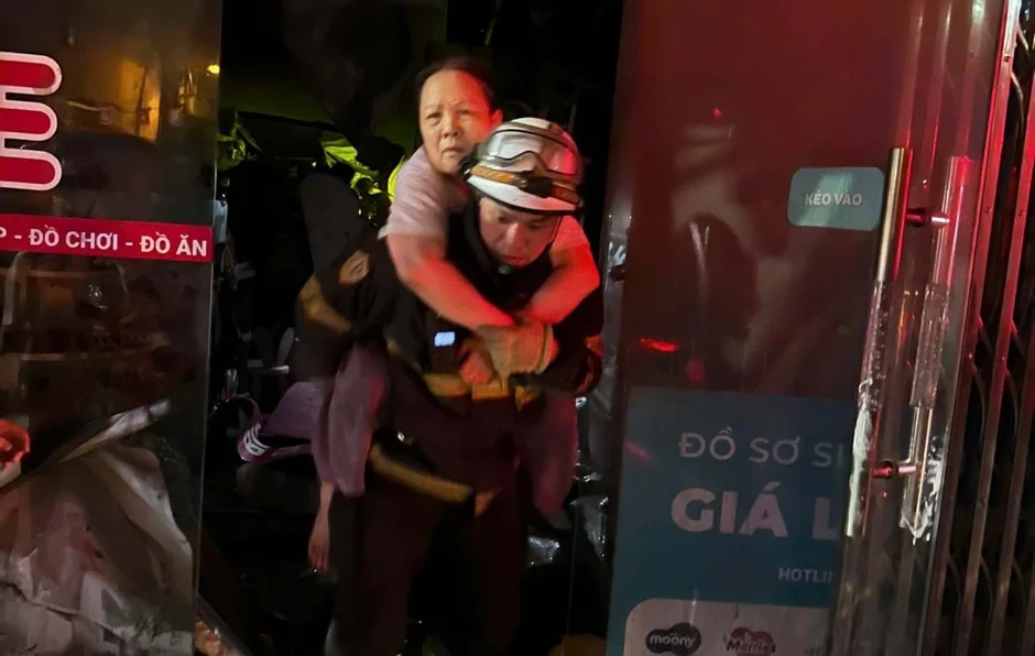 Cháy dữ dội tại cửa hàng đồ sơ sinh ở Hà Nội, 5 người bị mắc kẹt được cứu thoát Cháy dữ dội tại cửa hàng đồ sơ sinh ở Hà Nội, 5 người bị mắc kẹt được cứu thoát